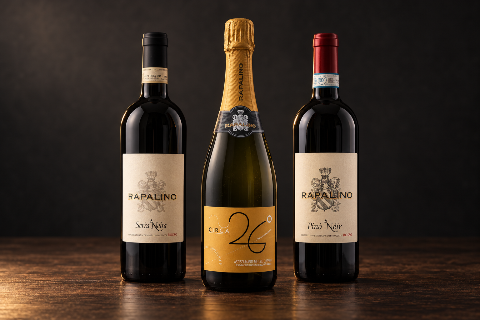 Tre bottiglie di vino Rapalino su fondo scuro